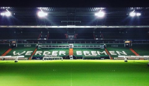 Zu sehen ist die leere Tribüne im Weserstadion. Der Schriftzug "Werder Bremen" ist lesbar. Zu sehen ist die leere Tribüne im Weserstadion. Der Schriftzug "Werder Bremen" ist lesbar.