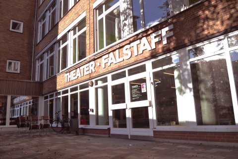 Eine Fassade mit Fensterfront und Tür und der Aufschrift 'Theater Falstaff'; Quelle: privat/MDR Eine Fassade mit Fensterfront und Tür und der Aufschrift 'Theater Falstaff'; Quelle: privat/MDR