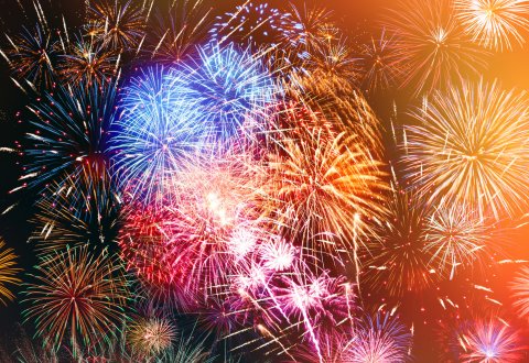 Bunte Feuerwerkskörper am dunklen Nachthimmel. Bunte Feuerwerkskörper am dunklen Nachthimmel.