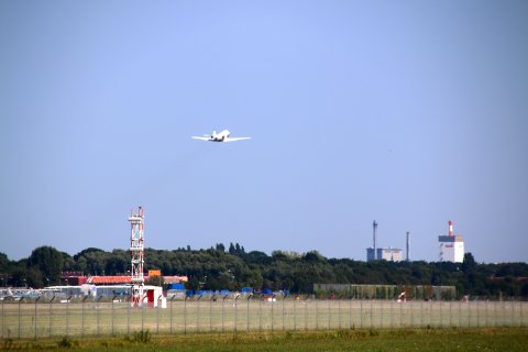 Ein kleines Flugzeug startet am Bremer Flughafen Ein kleines Flugzeug startet am Bremer Flughafen