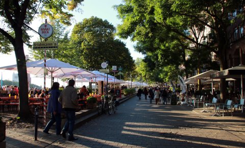 Menschen an der Schlachte zwischen Restaurants und Biergärten. Menschen an der Schlachte zwischen Restaurants und Biergärten.