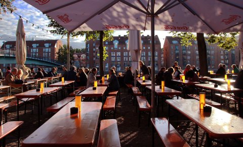 Menschen an Biertischen in der Abendsonne an der Schlachte. Menschen an Biertischen in der Abendsonne an der Schlachte.