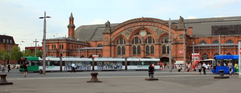 Eine Straßenbahn vor dem Bremer Hauptbahnhof Eine Straßenbahn vor dem Bremer Hauptbahnhof