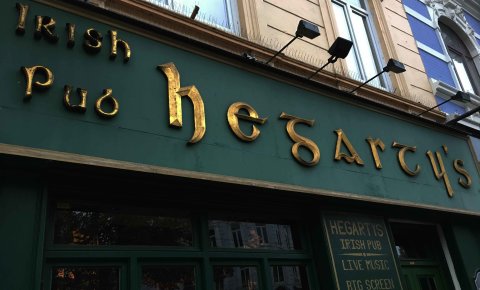 Die Fassade des Irish Pub Hegarty's am Ostertorsteinweg mit grün-goldenem Namensschild Die Fassade des Irish Pub Hegarty's am Ostertorsteinweg mit grün-goldenem Namensschild