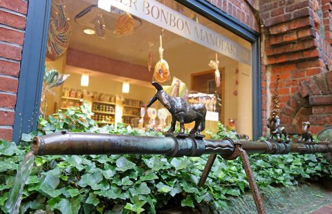 Sieben-Faulen-Brunnen vor der Bremer Bonbon Manufaktur Sieben-Faulen-Brunnen vor der Bremer Bonbon Manufaktur