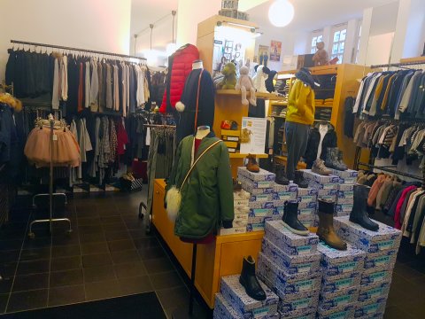 Das "Kaengeru" in der Böttcherstraße bietet modische Kinderbekleidung und Accessoires. Das "Kaengeru" in der Böttcherstraße bietet modische Kinderbekleidung und Accessoires.