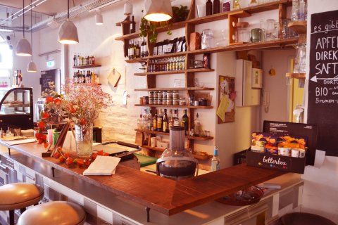Ein Tresen in einem Café, im Hintergrund Regale mit Gläsern; Quelle: privat/MDR Ein Tresen in einem Café, im Hintergrund Regale mit Gläsern; Quelle: privat/MDR