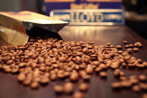 Kaffeebohnen auf einer Ablage Kaffeebohnen auf einer Ablage