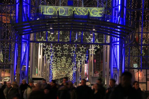 Blick auf die weihnachtlich dekorierte Lloydpassage Blick auf die weihnachtlich dekorierte Lloydpassage