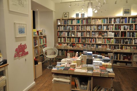 Innenansicht der Buchhandlung "Logbuch". Innenansicht der Buchhandlung "Logbuch".