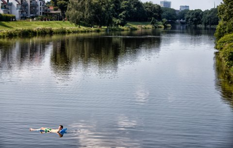 Mann auf einer Luftmatratze auf dem Werdersee Mann auf einer Luftmatratze auf dem Werdersee