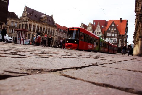 Marktplatz mit fahrender Straßenbahn Marktplatz mit fahrender Straßenbahn