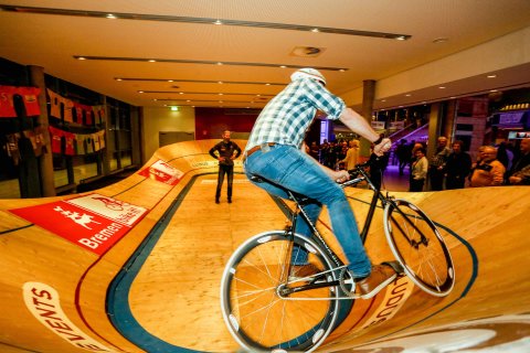Ein Radfahrer fährt durch die Kurve der Miniaturbahn. Ein Radfahrer fährt durch die Kurve der Miniaturbahn.