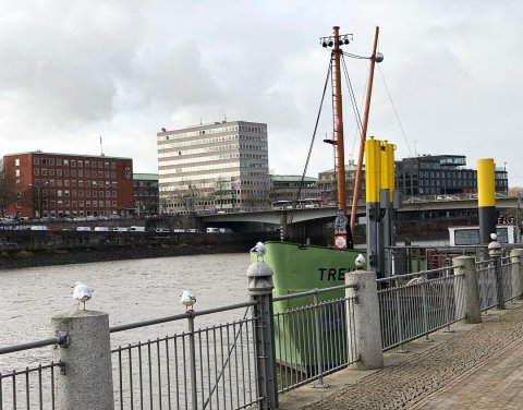 Ein Blick vom Weserufer auf die Weser. Vorne rechts im Bild liegt das grüne Schiff MS Treue, auf dem regelmäßig Veranstaltungen und Partys stattfinden. Ein Blick vom Weserufer auf die Weser. Vorne rechts im Bild liegt das grüne Schiff MS Treue, auf dem regelmäßig Veranstaltungen und Partys stattfinden.