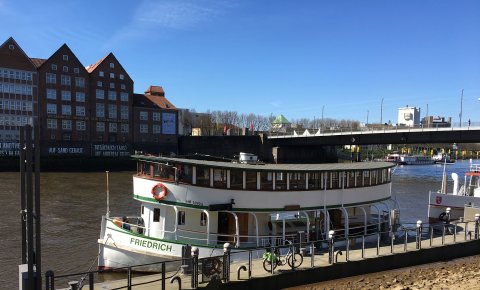 Die MS Friedrich an ihrem Anleger an der Schlachte. Die MS Friedrich an ihrem Anleger an der Schlachte.