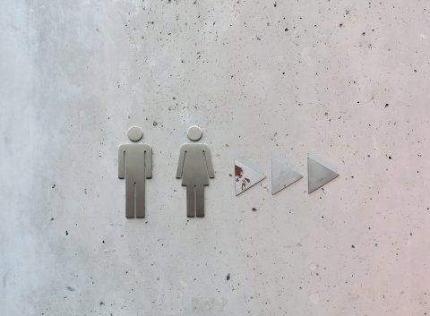 Ein Wegweiser weist die Toiletten aus Ein Wegweiser weist die Toiletten aus
