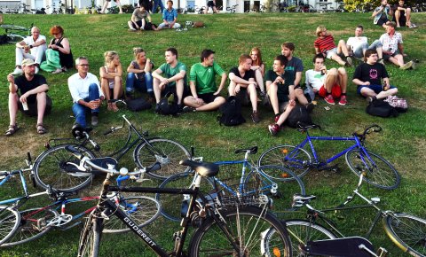 Menschen sitzen am Osterdeich, vor ihnen ihre Fahrräder im Gras. Menschen sitzen am Osterdeich, vor ihnen ihre Fahrräder im Gras.