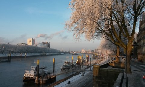 Die Weser und die Bremer Schlachte in der Morgensonne, Bäume voller Eis; Quelle: WFB/bremen.online - MDR Die Weser und die Bremer Schlachte in der Morgensonne, Bäume voller Eis; Quelle: WFB/bremen.online - MDR