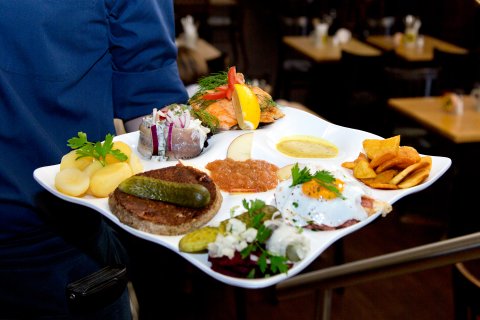 Ein Vorspeisenteller in der Ständigen Vertretung mit Bremer Tapas, bestehend aus Knipp, Labskaus, Matjes und anderen Leckereien. Ein Vorspeisenteller in der Ständigen Vertretung mit Bremer Tapas, bestehend aus Knipp, Labskaus, Matjes und anderen Leckereien.