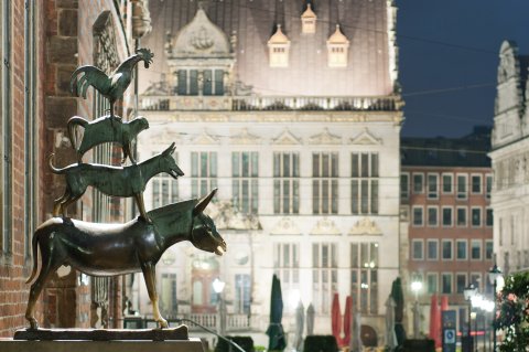 Die bronzenen Stadtmusikanten bei Nacht (Quelle: Dennis Siegel) Die bronzenen Stadtmusikanten bei Nacht (Quelle: Dennis Siegel)