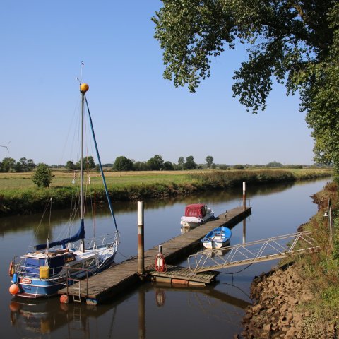 Blick auf die Ochtum mit Bootsanleger Blick auf die Ochtum mit Bootsanleger