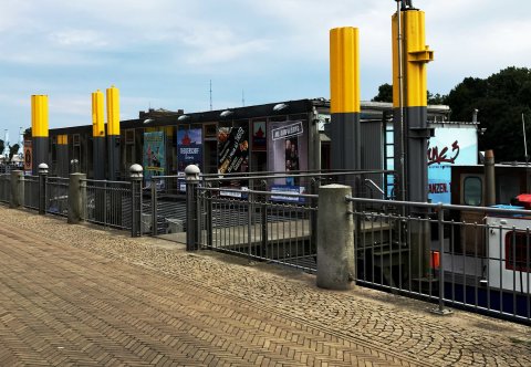 Ein Schiff an der Weser, in dem ein Theater untergebracht ist. Ein Schiff an der Weser, in dem ein Theater untergebracht ist.