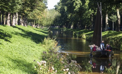 Ein Torfkahn auf dem Torfkanal. Ein Torfkahn auf dem Torfkanal.