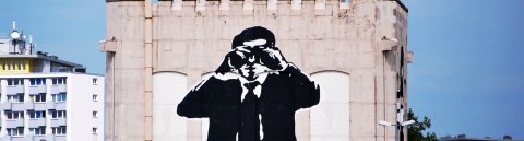 Street Art: überdimensionale schwarz-weiße Männerfigur auf Fassade eines Bunkers Street Art: überdimensionale schwarz-weiße Männerfigur auf Fassade eines Bunkers