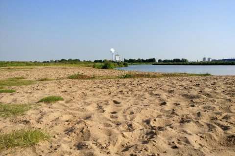 Blick über den Sandstrand der Uferaue Habenhausen in Richtung Hastedt Blick über den Sandstrand der Uferaue Habenhausen in Richtung Hastedt