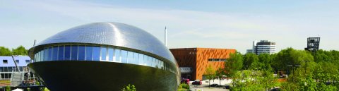 Das Universum in der Ausßenansicht, im Hintergrund der Fallturm; Quelle: Universum Bremen Das Universum in der Ausßenansicht, im Hintergrund der Fallturm; Quelle: Universum Bremen