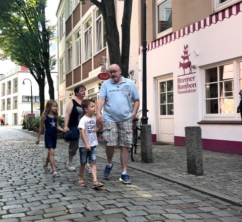 Familie vor der Bremer Bonbon Manufaktur Familie vor der Bremer Bonbon Manufaktur
