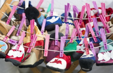 Bunte Kinderschuhe an einer Wäscheleine Bunte Kinderschuhe an einer Wäscheleine