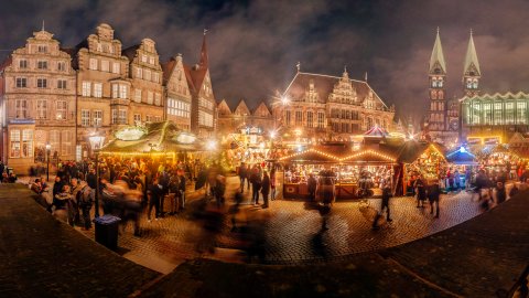 Beleuchtete Buden und ein Karussell auf dem Bremer Marktplatz zur Weihnachtszeit. Beleuchtete Buden und ein Karussell auf dem Bremer Marktplatz zur Weihnachtszeit.