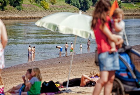 Im Sommer einer der beliebtesten Orte in Bremen: der Weserstrand mit der Badestelle am Café Sand. Im Sommer einer der beliebtesten Orte in Bremen: der Weserstrand mit der Badestelle am Café Sand.