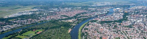 Luftaufnahme von Bremen zeigt die Gegend um Weser-Stadion und Weser Luftaufnahme von Bremen zeigt die Gegend um Weser-Stadion und Weser