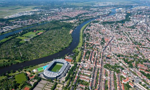 Luftaufnahme von Bremen zeigt die Gegend um Weser-Stadion und Weser Luftaufnahme von Bremen zeigt die Gegend um Weser-Stadion und Weser
