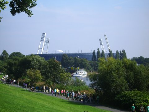 Blick vom Osterdeich aus auf die Weser-Fähre am Anleger am Weser-Stadion Blick vom Osterdeich aus auf die Weser-Fähre am Anleger am Weser-Stadion