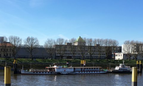 Der Schaufelraddampfer Weserstolz an seinem Anleger auf der Weser. Der Schaufelraddampfer Weserstolz an seinem Anleger auf der Weser.