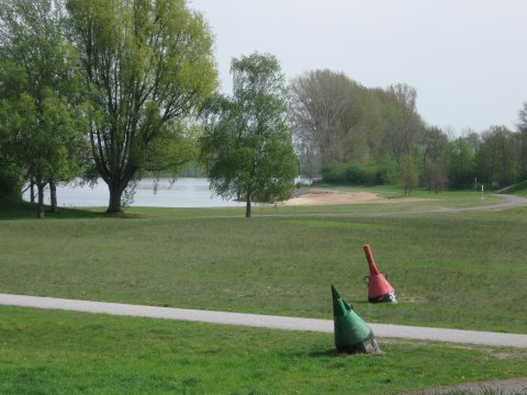 Grüne Bäume und Wiesen am Ufer. Grüne Bäume und Wiesen am Ufer.